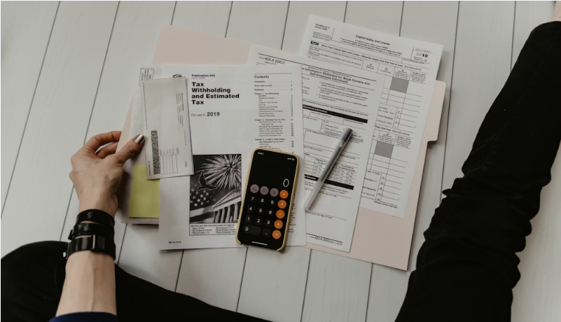   Expert tax advisor analyzing 2025 Bonus Depreciation Rules and Section 179 limits to avoid the 40% deduction trap. 